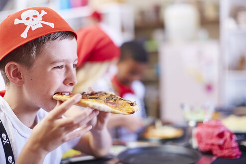 Als Pirat verkleideter Junge isst Pizza auf einer Party - ZEF001344