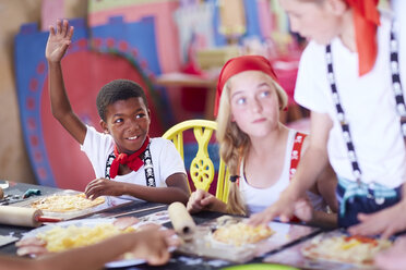 Als Piraten verkleidete Kinder bereiten auf einer Party Pizza zu - ZEF001349
