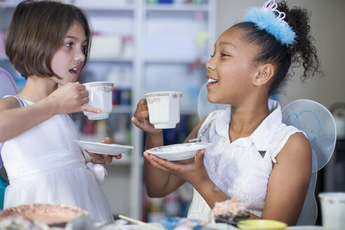 Zwei Mädchen bei einer Teeparty - ZEF001358