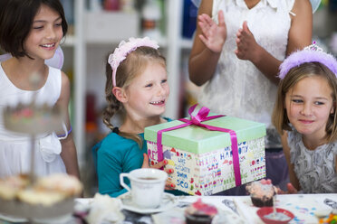 Mädchen erhält Geschenk auf einer Geburtstagsfeier - ZEF001364