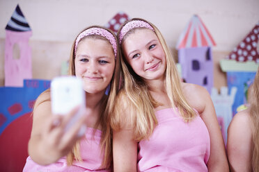 Two girls on a beauty farm taking a selfie - ZEF001382