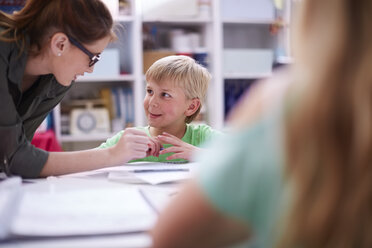 Lehrer spricht mit Schüler im Klassenzimmer - ZEF001430