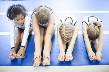 Vier Mädchen bei einer Gymnastikübung am Boden - ZEF002003