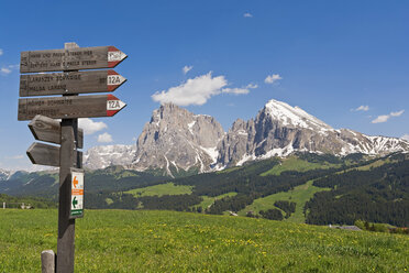 Italien, Südtirol, Seiser Alm, Blick zum Langkofel und Plattkofel, im Vordergrund ein Schild - UMF000719