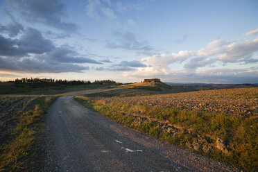 Italien, Toskana, Provinz Siena, Crete Senesi, Landschaft in der Abendnacht - MYF000595