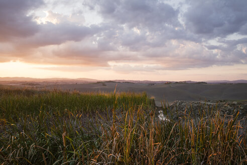 Italien, Toskana, Provinz Siena, Crete Senesi, Landschaft bei Sonnenuntergang - MYF000597
