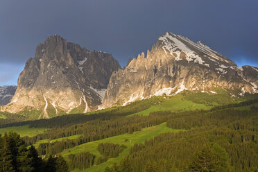 Italien, Südtirol, Seiser Alm, Abendstimmung am Langkofel und Plattkofel - UMF000723