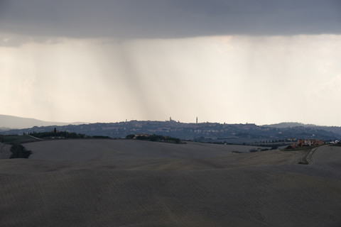 Italien, Toskana, Siena, Crete Senesi im Abendlicht und bei Niederschlag, lizenzfreies Stockfoto