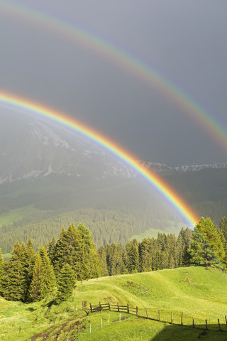 Italien, Südtirol, Seiser Alm, Doppelter Regenbogen vor dem Langkofel, lizenzfreies Stockfoto