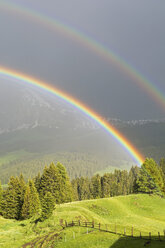 Italien, Südtirol, Seiser Alm, Doppelter Regenbogen vor dem Langkofel - UMF000730