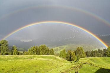 Italien, Südtirol, Seiser Alm, Doppelter Regenbogen vor dem Langkofel - UMF000731