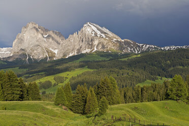 Italien, Südtirol, Seiser Alm, Blick auf Langkofel und Plattkofel, bewölkte Atmosphäre - UMF000732