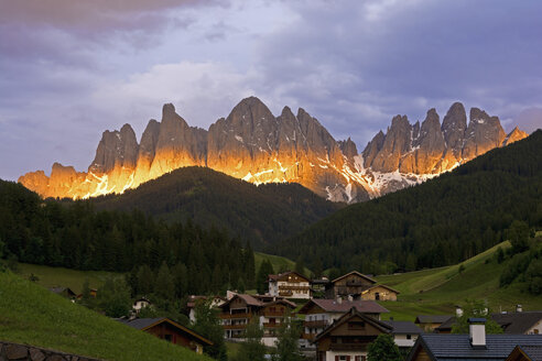 Italien, Trentino-Südtirol, Villnösser Tal, Blick auf St. Magdalena vor der Geislergruppe im Abendlicht - UMF000733