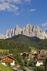 Italien, Südtirol, Vilnösser Tal, Blick auf St. Magdalena vor Sass Rigais - UMF000734