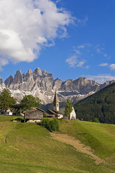 Italien, Südtirol, Vilnösser Tal, Blick auf die Kirche St. Magdalena, im Hintergrund die Geislergruppe - UMF000735