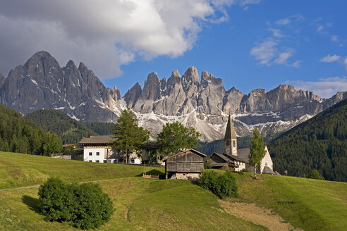 Italien, Südtirol, Vilnösser Tal, Blick auf die Kirche St. Magdalena, Sass Rigais und Geislergruppe im Hintergrund - UMF000736