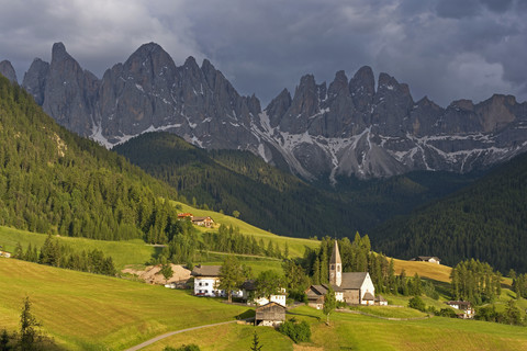 Italien, Südtirol, Vilnösser Tal, Blick auf die Kirche St. Magdalena, Sass Rigais und Geislergruppe im Hintergrund, lizenzfreies Stockfoto