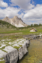 Italien, Südtirol, Dolomiten, Naturpark Fanes-Sennes-Prags, Wanderin auf der Fanes-Hütte - UMF000739