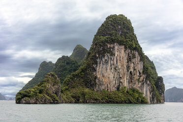 Thailand, Koh Phanak, Blick auf Ko Phanak von der Phang Nga Bucht - WEF000259