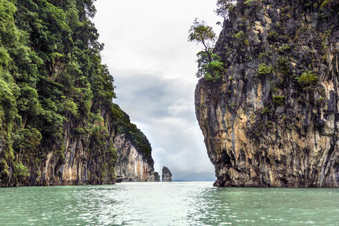 Thailand, Koh Phanak, Blick auf steile Felsen in der Phang Nga Bucht - WEF000255