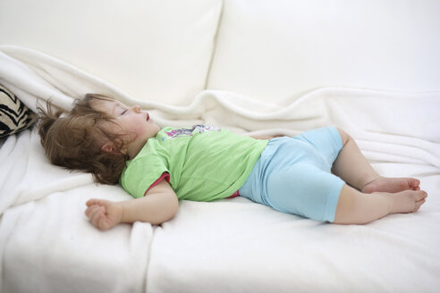 Kleines Mädchen schläft auf einer weißen Decke - SHKF000011