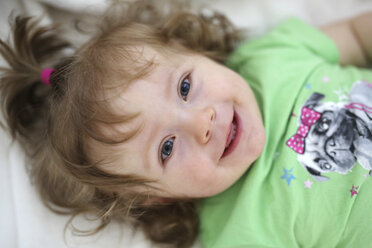 Porträt eines lächelnden kleinen Mädchens - SHKF000015