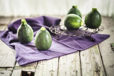 Runde Zucchini auf Stoff und Holz - SBDF001328