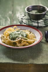 Gericht aus Steckrübennudeln mit frischem hausgemachtem Pesto - SBDF001334