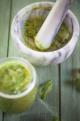 Mörser mit Resten von selbstgemachtem Pesto - SBDF001339