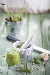 Glas mit selbstgemachtem Pesto, Mörser, Topf mit geerntetem Basilikum - SBDF001340