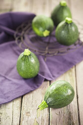 Runde Zucchini auf Stoff und Holz - SBDF001341