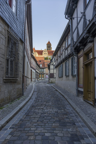 Deutschland, Sachsen-Anhalt, Quedlinburg, Gasse und St. Servatiuskirche, lizenzfreies Stockfoto