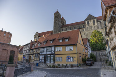 Deutschland, Sachsen-Anhalt, Quedlinburg, Stiftskirche St. Servatius auf Schlossberg, Fachwerkhäuser - PVCF000142
