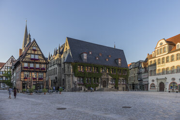 Deutschland, Sachsen-Anhalt, Quedlinburg, Rathaus und Marktplatz - PVCF000150