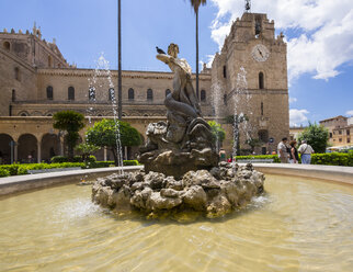 Italien, Sizilien, Provinz Palermo, Monreale, Kathedrale Santa Maria Nuova und Springbrunnen im Vordergrund - AMF002969