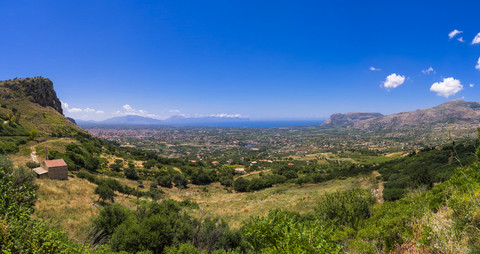 Italien, Sizilien, Provinz Palermo, Blick auf die Berge von Castellammare del Golfo, gesehen von Borgetto, Panorama, lizenzfreies Stockfoto