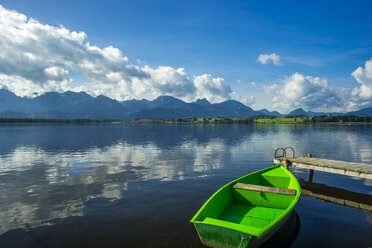 Germany, Bavaria, Allgaeu, East Allgaeu, Hopfen am See near Fuessen, Lake Hopfensee, green rowing boat - WGF000493