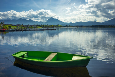 Deutschland, Bayern, Allgäu, Ostallgäu, Hopfen am See bei Füssen, Hopfensee, grünes Ruderboot - WGF000494