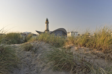 Deutschland, Mecklenburg-Vorpommern, Warnemünde, Teepott und Leuchtturm - MELF000027