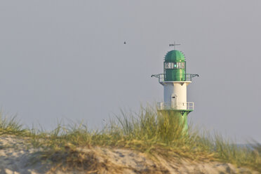 Deutschland, Mecklenburg-Vorpommern, Warnemünde, Grüner Leuchtturm hinter Dünen - MELF000029