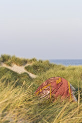 Deutschland, Mecklenburg-Vorpommern, Warnemünde, Ostsee, Rotes Zelt in Dünen - MELF000031