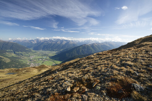 Italien, Südtirol, Watlesgebiet, Blick auf Ortleralpen und Mals - MYF000606