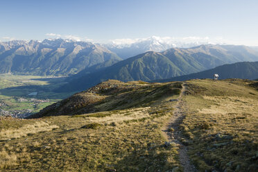 Italien, Südtirol, Watlesgebiet, Blick auf Ortleralpen und Mals - MYF000608