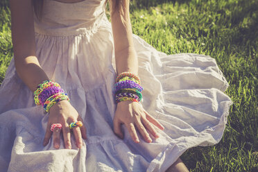 Kleines Mädchen trägt Loom-Armbänder und -Ringe - SARF000921