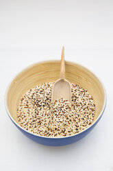Bambusschale mit Bio-Quinoa-Körnern, Chenopodium quinoa, auf weißem Hintergrund - LVF002050