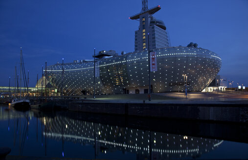 Germany, Bremen, Bremerhaven, Museum Klimahaus at night - OLE000045