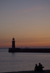 Deutschland, Bremen, Bremerhaven, Leuchtturm auf der Mole bei Sonnenuntergang - OLEF000039