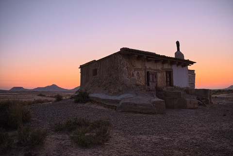 Spanien, Navarra, Bardenas Reales, Naturregion Halbwüste, Naturpark, Schutzhütte bei Sonnenuntergang, lizenzfreies Stockfoto