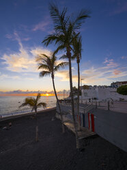 Spanien, Kanarische Inseln, La Palma, Puerto Naos, Strand bei Sonnenuntergang - AM002972