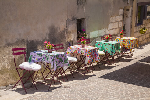 France, Provence-Alpes-Cote d'Azur, Bouches-du-Rhone, Cassis, Restaurant in an alleyway - WDF002637